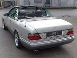 Mercedes-Benz E 220 Cabrio W124 Final Edition Automatik bei Sportwagen.expert - Abbildung (3 / 15)