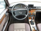 Mercedes-Benz E-Klasse bei Sportwagen.expert - Abbildung (10 / 15)